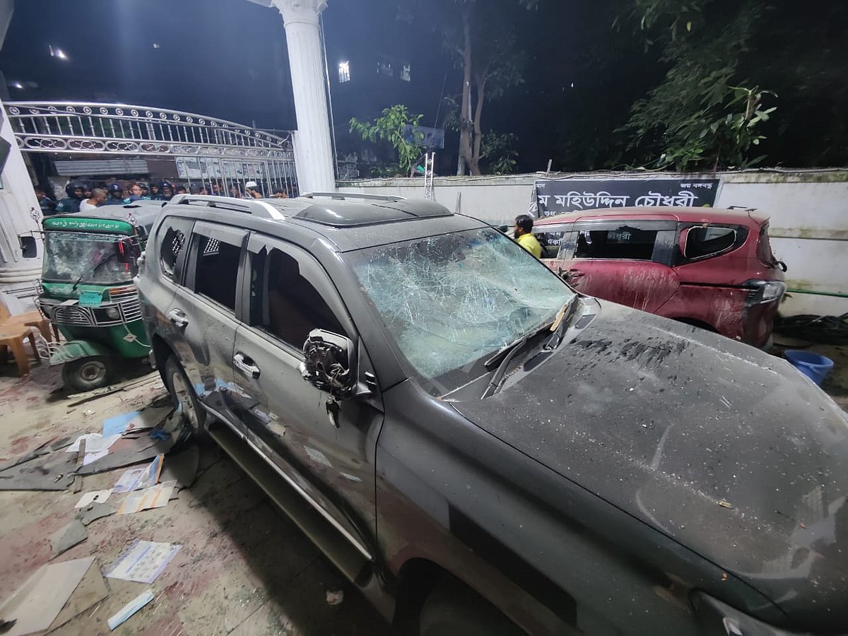 শিক্ষামন্ত্রী মহিবুল হাসান চৌধুরীর বাসভবনের সামনে রাখা গাড়ি ভাঙচুর করা হয়। আজ সন্ধ্যা সাড়ে ছয়টায় চট্টগ্রাম নগরের চশমা হিলে